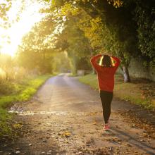 Femme qui fait du sport dans les sous-bois