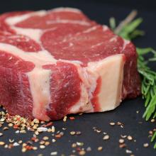 Viande rouge sur une ardoise